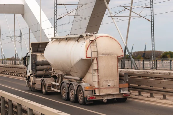Sujo Cisterna Caminhão Tanque Está Atravessando Ponte Indústria Transporte — Fotografia de Stock