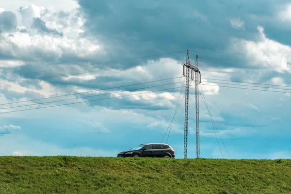 電気パイロンを背景に国の道路上の高速車 選択的フォーカス — ストック写真