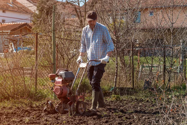 Jordbrukaren Utför Trädgårdsjordbearbetning Med Gammal Dålig Jordbearbetningsmaskin Selektivt Fokus — Stockfoto