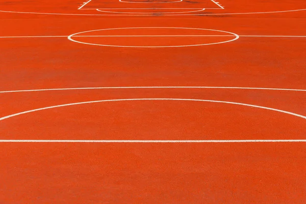 白線のオレンジタータン屋外バスケットボールコートの最小限の抽象的な背景 選択的焦点 — ストック写真