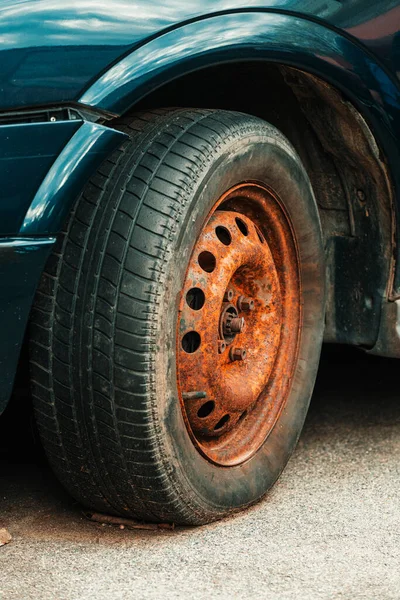 Old Rusty Car Wheel Rim Worn Tire Selective Focus — Stock Photo, Image