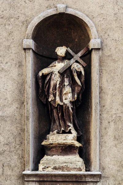Slitna Och Skadade Staty Vid Katolska Kyrkan Fasad Detalj Kristendomen — Stockfoto