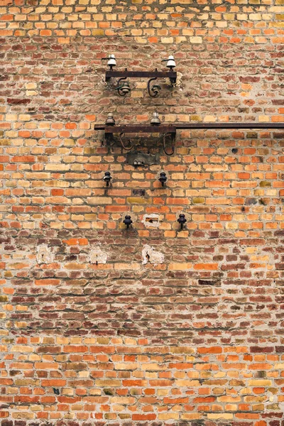 Arkaplan Olarak Tuğla Duvar Yapısındaki Eski Elektrik Sigortaları — Stok fotoğraf