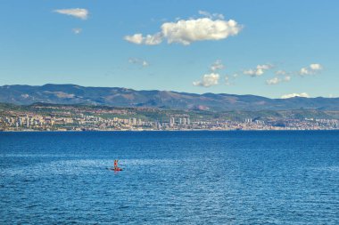 Hırvatistan 'da Adriyatik körfezi Kvarner körfezi, suda kürek çeken adam