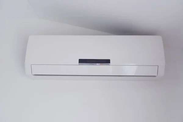 Klimaanlage Einer Weißen Wand Des Schlafzimmers Mit Kopierraum Montiert — Stockfoto
