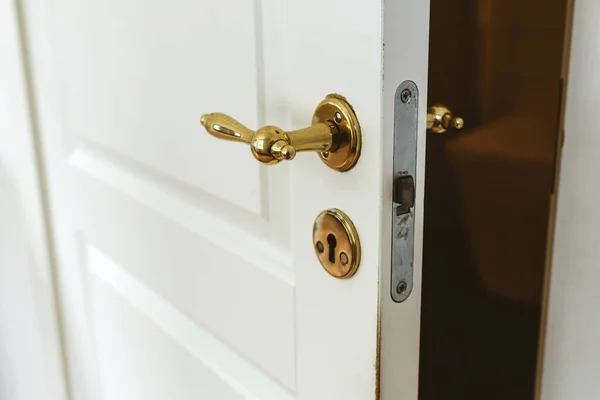 ヴィンテージ真鍮ハンドル付きのバスルームのドア 選択的なフォーカス — ストック写真