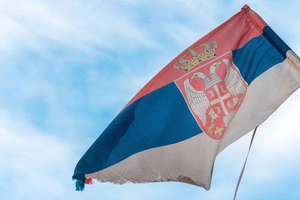Gescheurde Verweerde Vlag Van Servië Een Post Zwaaiend Wind Selectieve — Stockfoto