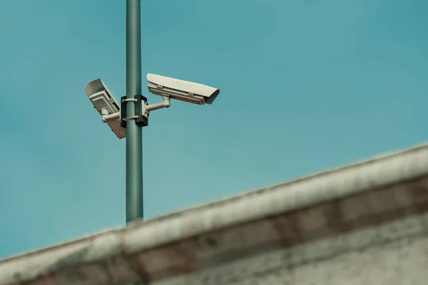 Cámaras Seguridad Para Videovigilancia Detrás Del Muro Hormigón Enfoque Selectivo — Foto de Stock
