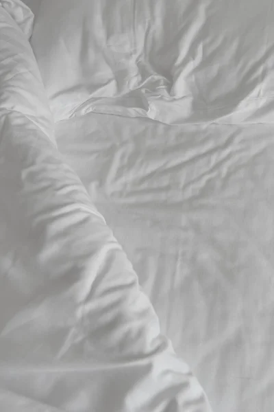 Texture Crumpled White Bed Sheets Background Top View — Foto Stock