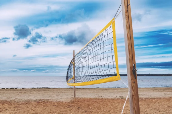 曇りの夏の日にハルムスタッド西海岸の砂の地形上のビーチバレーネット 選択的な焦点 — ストック写真