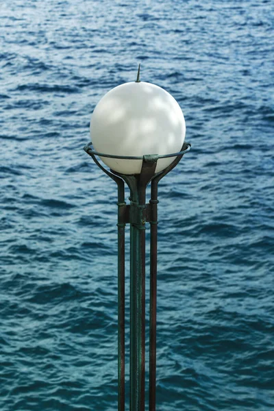 アドリア海を背景にしたポスト上のラブラン遊歩道街路灯 — ストック写真