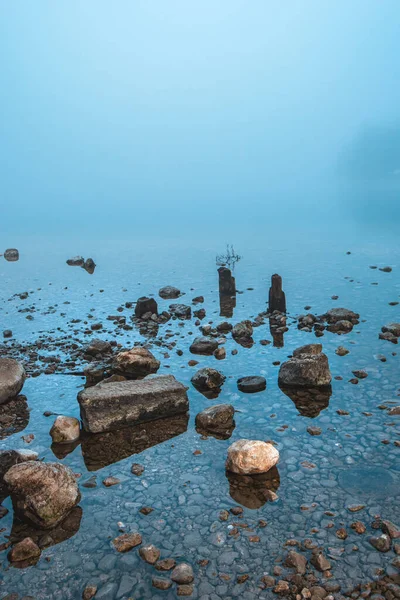 Камни Скалы Озере Бохинь Туманное Утро Копировальным Местом — стоковое фото