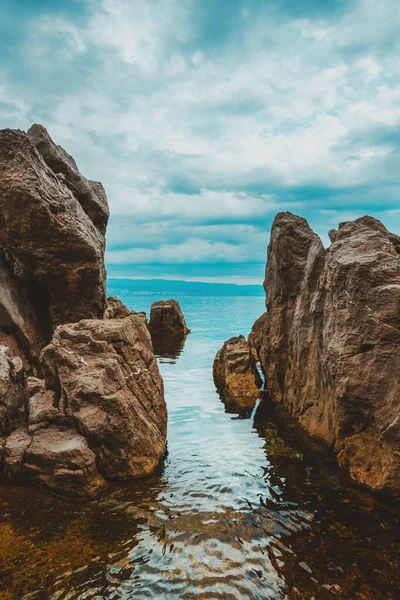 科沃纳湾的亚得里亚海岩石海岸线 大岩石海岸线在克罗地亚老城洛夫兰 有选择的重点 — 图库照片