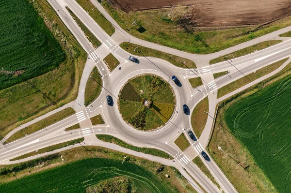 Roundabout Διασταύρωση Οδικής Κυκλοφορίας Πολλά Αυτοκίνητα Εναέρια Πυροβόλησε Από Drone — Φωτογραφία Αρχείου