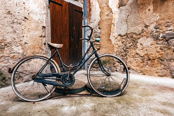 Брошенный Винтажный Велосипед Улице Старого Города Ловран Хорватии Избирательный Фокус — стоковое фото