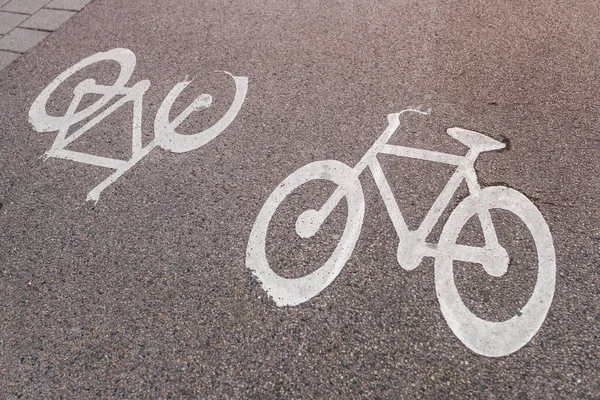 瑞典哈姆斯塔德沥青路面上的自行车道痕迹标志 — 图库照片