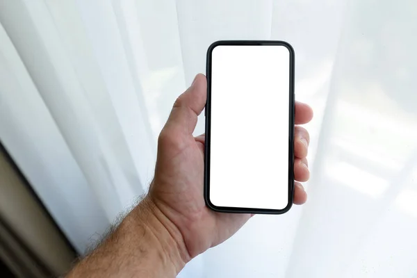 Männliche Hand Mit Smartphone Attrappe Neben Dem Wohnzimmerfenster Mit Weißen — Stockfoto