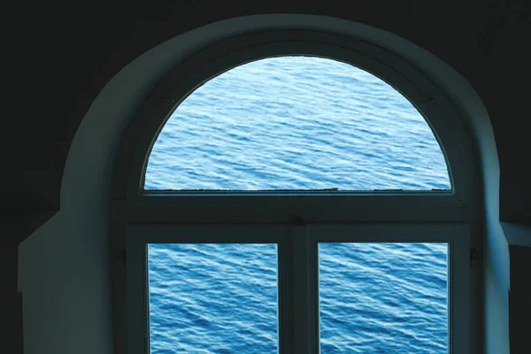 Jendela Melengkung Lama Dengan Tampilan Laut Fokus Selektif — Stok Foto