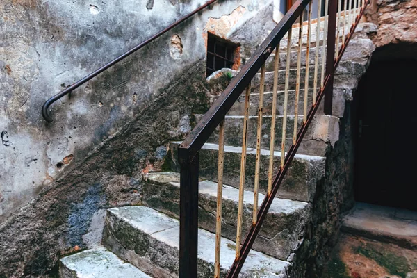 Antigua Piedra Desgastada Escalera Hormigón Ciudad Lovran Croacia Enfoque Selectivo —  Fotos de Stock