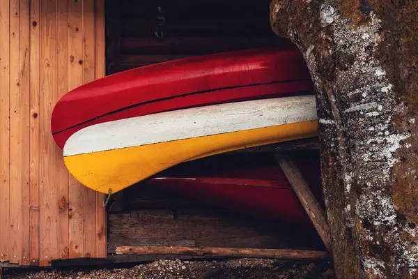 冬季有三只独木舟在棚屋里 有选择的焦点 — 图库照片