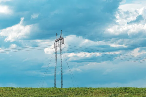 Línea Torre Transmisión Electricidad Con Cables Aéreos Paisaje Rural Frío — Foto de Stock