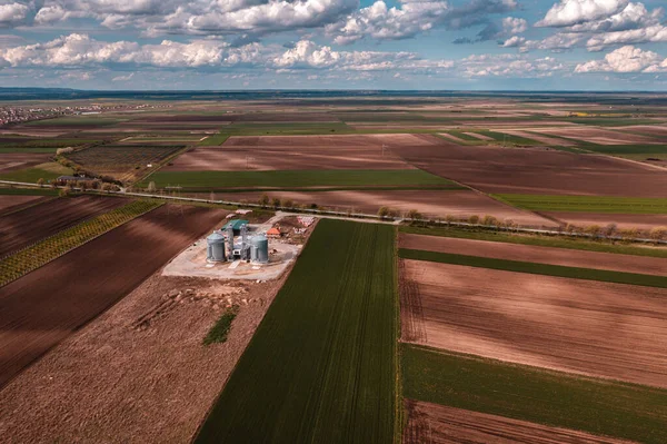 空中拍摄乡村风景中的粮仓 无人驾驶飞机 农业和耕作概念 — 图库照片