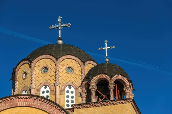 Ortodoks Kilisesinin Tepesinde Büyük Bir Dini Haç Seçici Bir Odak — Stok fotoğraf