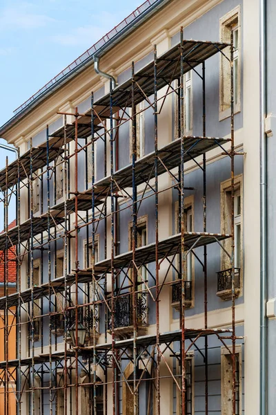 Gamla Lägenhet Byggnad Återuppbyggnad Med Byggnadsställningar Gatufasad Sida Selektivt Fokus — Stockfoto
