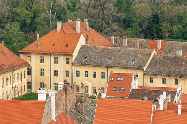 セルビアのペトロバルディンの旧市街の典型的なオーストリア ハンガリー建築様式の建物の高い角度ビュー — ストック写真