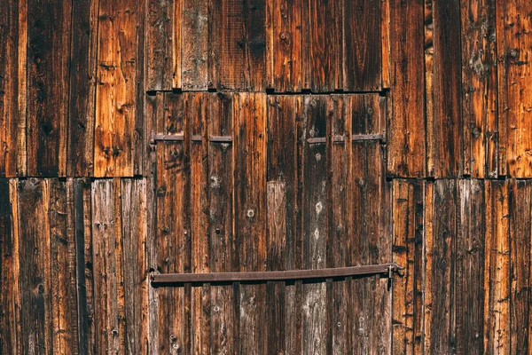 古い農場納屋の戸口 背景として木製の表面を身に着けていた 素朴な木の質感 — ストック写真