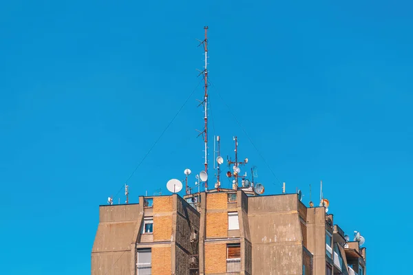 Antenas Comunicación Antenas Parabólicas Parte Superior Del Edificio Residencial Alto — Foto de Stock