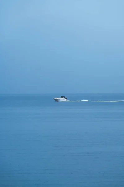 秋雨中 从海岸看到的白色小游艇飞驰而过克瓦尔纳湾 — 图库照片