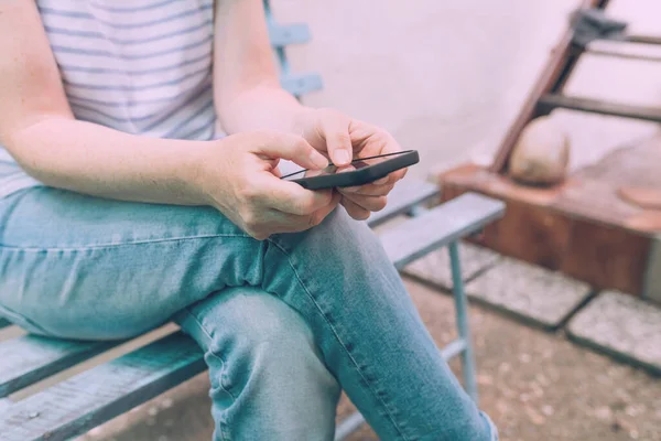 Lässige Frau Trägt Jeanshose Mit Smartphone Gerät Freien Während Sie — Stockfoto