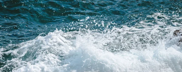 抽象的な自然背景としての白い海泡 — ストック写真