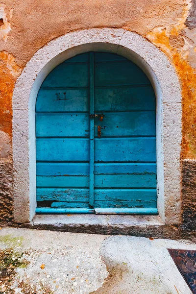 Старая Запертая Голубая Деревянная Дверь Бетонной Аркой Детали Улиц Ловрана — стоковое фото