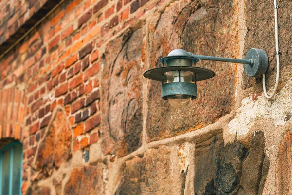 Світлова Лампа Прикріплена Фасаду Старої Будівлі Хальмстаді Швеція Вибіркове Зосередження — стокове фото