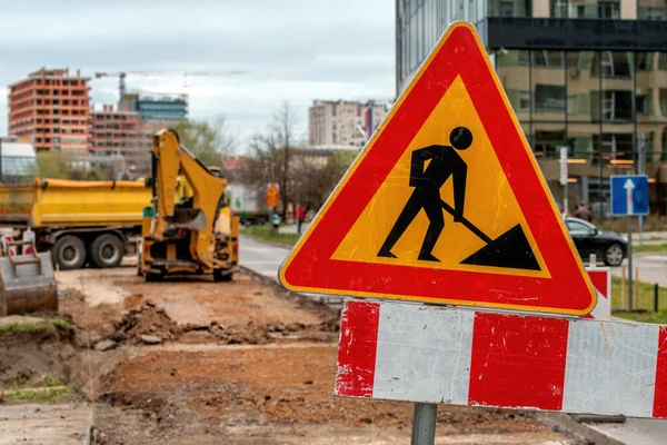 Мужчины Рабочим Знаком Дорожных Работах Строительной Площадке Обслуживанию Дорог Грузовиками — стоковое фото