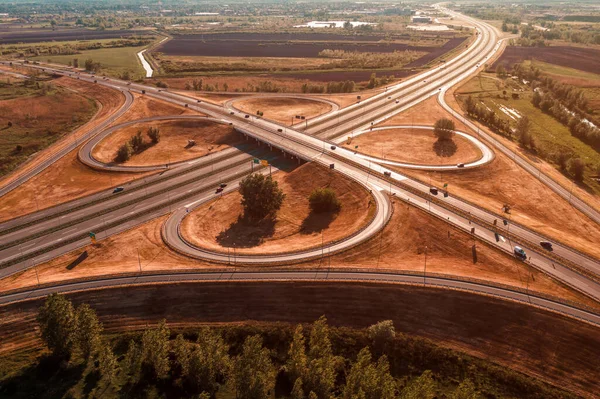 Аэросъемка Петли Автострады Большим Количеством Транспортных Средств Движущихся Разных Направлениях — стоковое фото