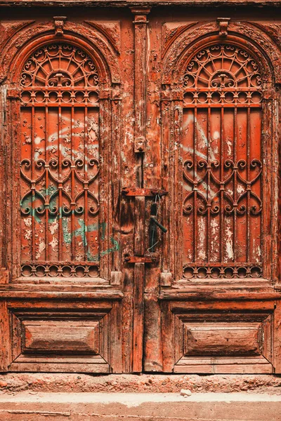 古い建物への素朴な木製のドアの入り口を着て 垂直方向のイメージ — ストック写真