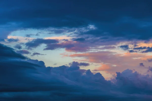 戏剧化的日落天空和各种颜色的云彩 从温暖到寒冷的背景 — 图库照片