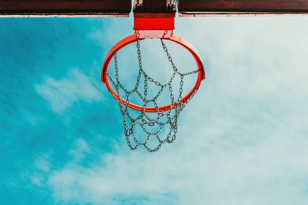 Açık Hava Basketbol Potasının Alçak Açılı Görüntüsü Yaz Gökyüzüne Karşı — Stok fotoğraf