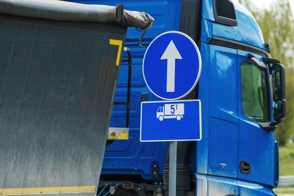 이넘는 트럭을 표지판 화살표와 선택적 파란색 — 스톡 사진