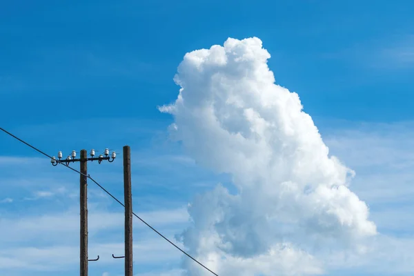 空の白い雲 古い木製の電気ポストとワイヤー 選択的な焦点 — ストック写真