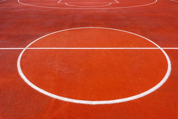 一个带有白线的橙色防水布户外篮球场的简约抽象背景 有选择的重点 — 图库照片