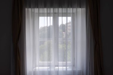 Deniz kenarındaki dairede pencere panjurları ve perdeler, seçici odak