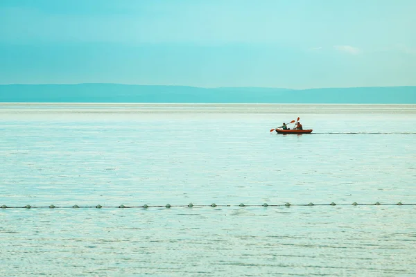 夏の朝 アドリア海のクバーナー湾で膨脹可能なダイニングボートを漕いでいる2人 休暇のライフスタイルのコンセプト 選択的焦点 — ストック写真