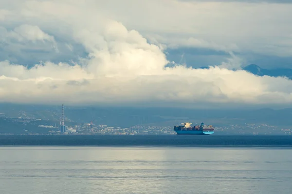 Duży Kontenerowiec Pływający Morzu Pochmurny Poranek Pobliżu Wybrzeża Miasta Rijeka — Zdjęcie stockowe
