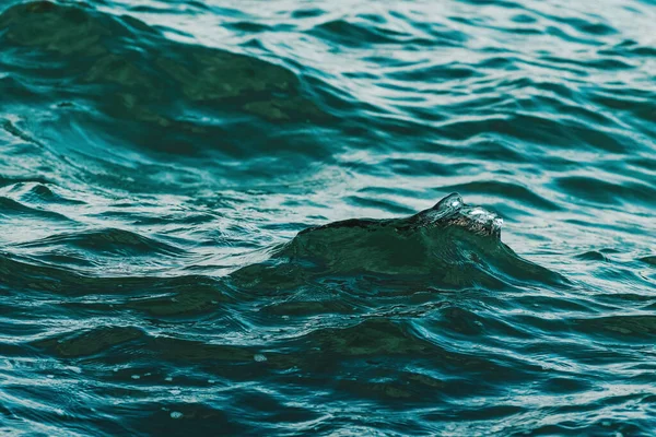 Deniz Heyecanı Rüzgarlı Yaz Gününde Küçük Okyanus Dalgaları Seçici Odaklanma — Stok fotoğraf