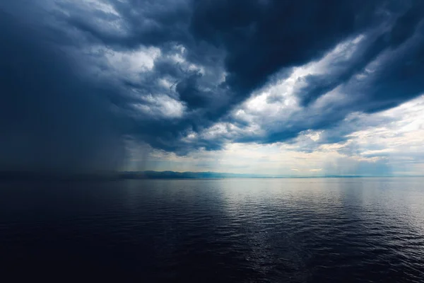 アドリア海沿岸のクロアチアのRijeka町の上の雨の雲 天気と気候の背景 — ストック写真