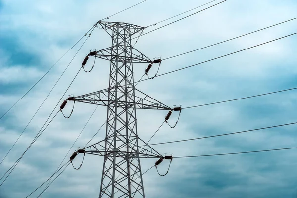 エネルギー危機の概念 劇的な曇りの空に対する架空送電線ケーブルを備えた電気パイロン 選択的焦点 — ストック写真